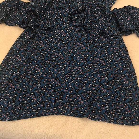 NWT Ann Taylor cold should ruffle blouse. Size M. - Picture 4 of 10